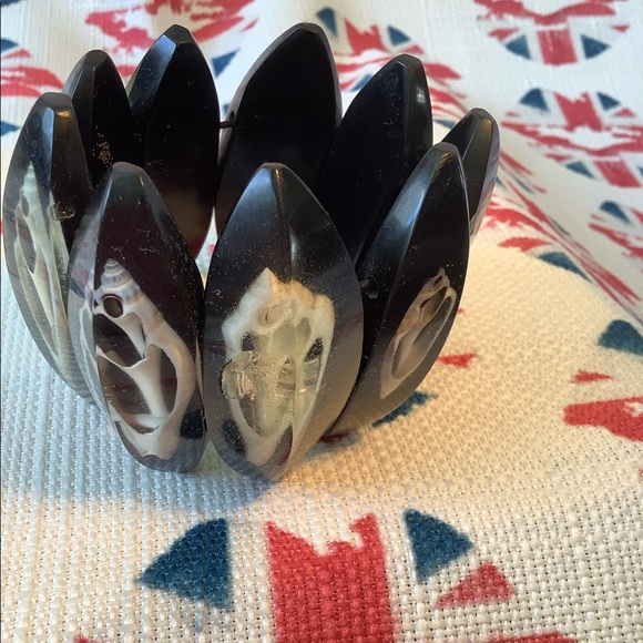 Vintage Ebony & Lucite Embedded Shell Elasticized Bracelet - Picture 7 of 8